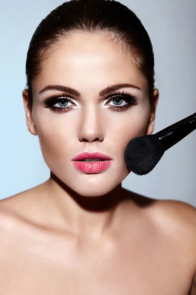 Glamor closeup portrait of beautiful sexy Caucasian brunette young woman model with perfect clean skin applying makeup on her face — Stock Photo, Image