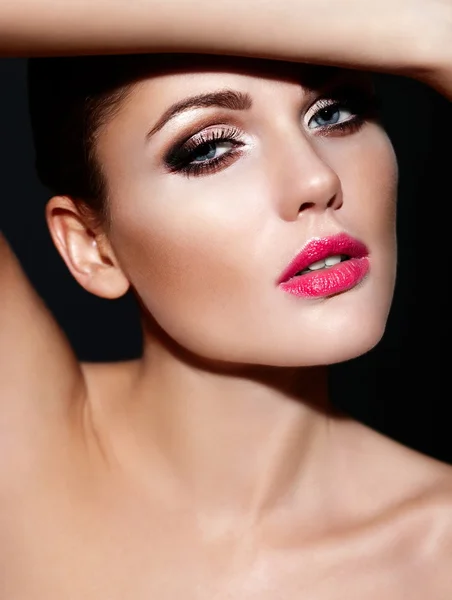 Alta moda look.glamor primer plano retrato de hermosa sexy modelo de mujer morena joven caucásica con labios rosados, maquillaje brillante con piel limpia perfecta — Foto de Stock