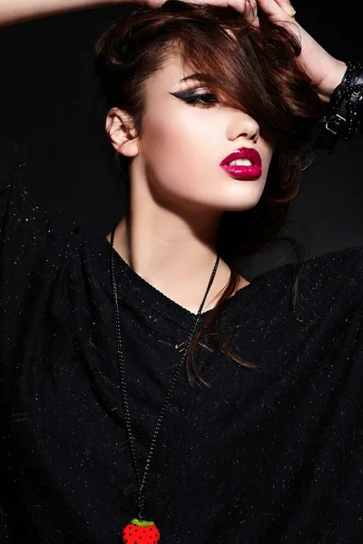 Glamour portrét krásné sexy stylový kavkazské mladá bruneta žena modelu v černé látky s světlý make-up s příslušenstvím s perfektní čistá kůže s kudrnatými vlasy s červenými rty — Stock fotografie