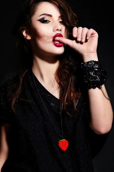 Glamour porträtt av vacker sexig snygg kaukasiska ung brunett kvinna modell i svart tyg med ljusa makeup med tillbehör med perfekt ren hud med lockigt friskt hår med röda läppar — Stockfoto