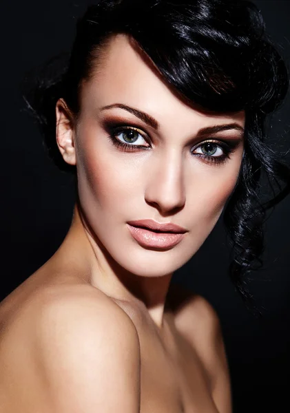 High fashion look.glamor close-up portret van mooie sexy brunette Kaukasische jonge vrouw model met lichte make-up, met rode lippen, met perfecte schone huid — Stockfoto