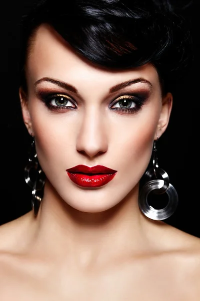 Haute couture look.glamor gros plan portrait de belle brune sexy modèle de jeune femme caucasienne avec un maquillage lumineux, avec des lèvres rouges, avec une peau propre parfaite — Photo