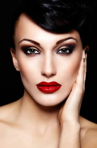 Alta moda look.glamor primer plano retrato de hermosa morena sexy modelo de mujer joven caucásica con maquillaje brillante, con labios rojos, con la piel limpia perfecta — Foto de Stock