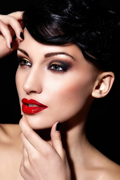 High fashion look.glamor closeup portrait of beautiful sexy brunette Caucasian young woman model with bright makeup, with red lips, with perfect clean skin — Stock Photo, Image