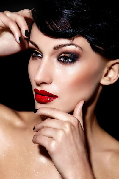 High fashion look.glamor närbild porträtt av vacker sexig brunett kaukasiska ung kvinna modell med ljusa makeup med röda läppar, med perfekt ren hud — Stockfoto