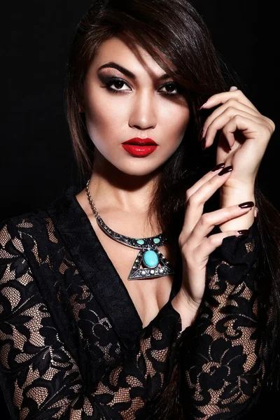 Vysoce módní look.glamor detailní portrét krásné sexy stylový bruneta kavkazské mladá žena modelu s světlý make-up, s červenými rty, perfektní čistá pleť s šperky v černé látky — Stock fotografie