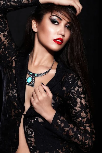 Alta moda look.glamor primer plano retrato de hermosa sexy elegante morena modelo de mujer joven caucásica con maquillaje brillante, con labios rojos, con la piel limpia perfecta con joyas en tela negra — Foto de Stock