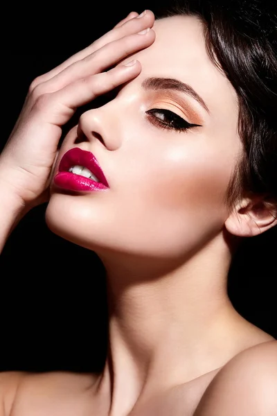 High fashion look.glamour Nahaufnahme Porträt der schönen sexy brünetten kaukasischen jungen Frau Modell mit hellem Make-up, mit roten Lippen, mit perfekt sauberer Haut — Stockfoto