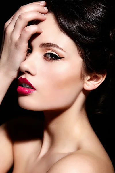 High fashion look.glamor close-up portret van mooie sexy brunette Kaukasische jonge vrouw model met lichte make-up, met rode lippen, met perfecte schone huid — Stockfoto
