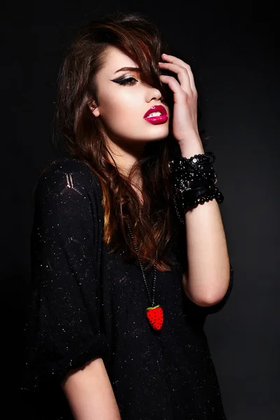 Glamour retrato de bela sexy elegante branco jovem morena modelo em pano preto com maquiagem brilhante com acessórios com pele limpa perfeita com cabelo encaracolado saudável com lábios vermelhos — Fotografia de Stock