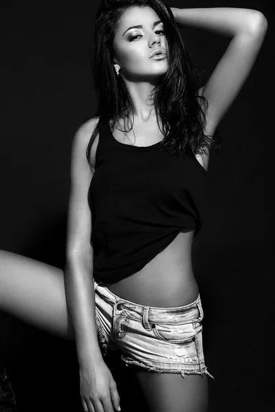Υψηλή μόδα look.glamor πορτρέτο του μοντέλου όμορφη σέξι κομψό καυκάσιος νεαρή γυναίκα στο μαύρο ύφασμα — Φωτογραφία Αρχείου