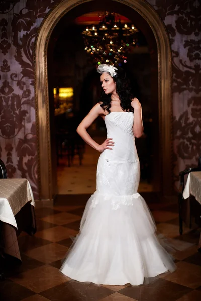 白いウェディング ドレスの髪型とインテリアの明るいメイクで幸せな花嫁の美しいセクシーなブルネットの少女の女性 — ストック写真