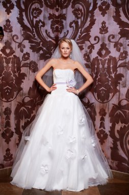 beyaz gelinlik iç parlak makyaj ve saç modeli ile mutlu güzel seksi gelin sarışın kız kadın