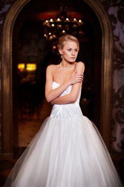 beyaz gelinlik iç parlak makyaj ve saç modeli ile mutlu güzel seksi gelin sarışın kız kadın