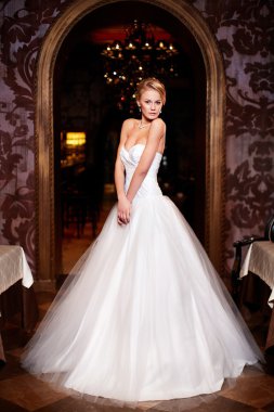 beyaz gelinlik iç parlak makyaj ve saç modeli ile mutlu güzel seksi gelin sarışın kız kadın