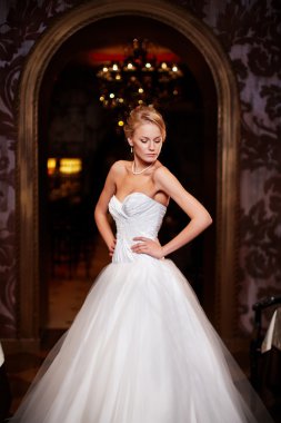 beyaz gelinlik iç parlak makyaj ve saç modeli ile mutlu güzel seksi gelin sarışın kız kadın