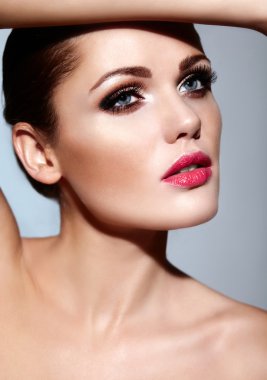 güzel seksi beyaz genç esmer kadın modeli pembe dudaklar, mükemmel temiz bir cilt parlak makyaj moda look.glamor closeup portresi