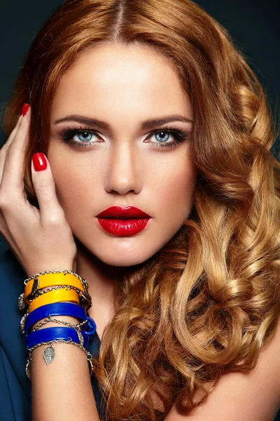 High fashion look.glamor close seup portrait of beautiful sexy stylish blond Caucasian young woman model with bright makeup, with red lips, with perfect clean skin with colorful accessories — стоковое фото