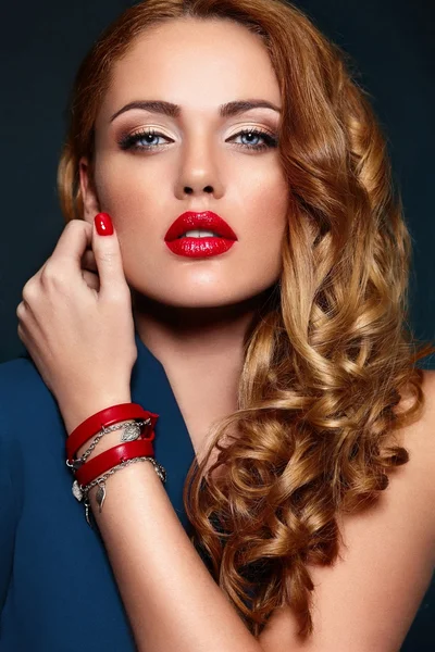 High fashion look.glamor närbild porträtt av vacker sexig snygg blond kaukasiska ung kvinna modell med ljusa makeup med röda läppar, med perfekt ren hud med färgglada tillbehör — Stockfoto