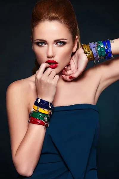 High fashion look.glamor close-up portret van mooie sexy stijlvolle blond Kaukasische jonge vrouw model met lichte make-up, met rode lippen, met perfecte schone huid met kleurrijke accessoires in blauw doek — Stockfoto