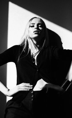 yüksek moda look.glamor portre portre sarışın genç kadın güzel seksi şık model duran güneş duvarın yakınındaki