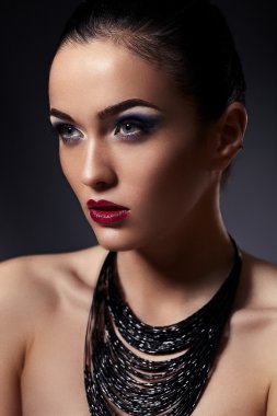 yüksek moda look.glamor portre portre Studio aksesuarları ile mükemmel temiz bir cilt parlak makyaj, kırmızı dudaklar, güzel seksi şık esmer beyaz genç kadın modelinin