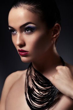 yüksek moda look.glamor portre portre Studio aksesuarları ile mükemmel temiz bir cilt parlak makyaj, kırmızı dudaklar, güzel seksi şık esmer beyaz genç kadın modelinin