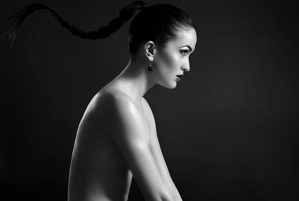 Sexy morena desnuda en estudio — Foto de Stock