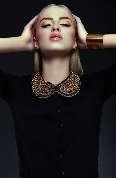 Vysoce módní look.glamor detailní portrét krásné sexy elegantní Mladá blondýnka modelu s jasně žlutým make-up perfektní čistá pleť s zlaté šperky v černé látky — Stock fotografie