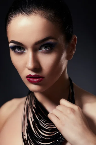 Alta moda look.glamor primer plano retrato de hermosa sexy elegante morena modelo de mujer joven caucásica con maquillaje brillante, con labios rojos, con la piel limpia perfecta con accesorios en el estudio — Foto de Stock