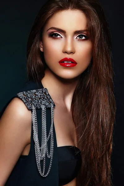 Vysoce módní look.glamor detailní portrét krásné sexy stylový bruneta kavkazské mladá žena modelu s světlý make-up, s červenými rty, perfektní čistá pleť s šperky v černé látky — Stock fotografie