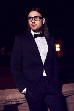 yakışıklı bir adam gözlüklü siyah kostüm