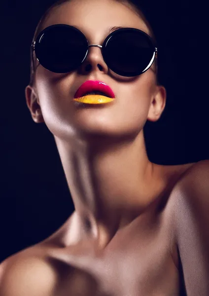 Mujer con maquillaje brillante en gafas de sol — Foto de Stock