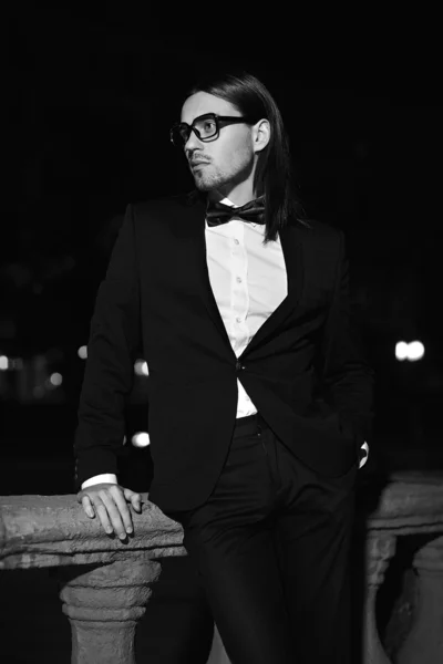 Hombre guapo en traje negro en gafas — Foto de Stock