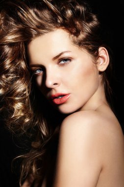 yüksek moda look.glamor portre portre ile parlak bir makyaj, güzel seksi şık esmer beyaz genç kadın modeli kıvırcık sağlıklı saçlı mavi gözlü koca dudaklı Studio