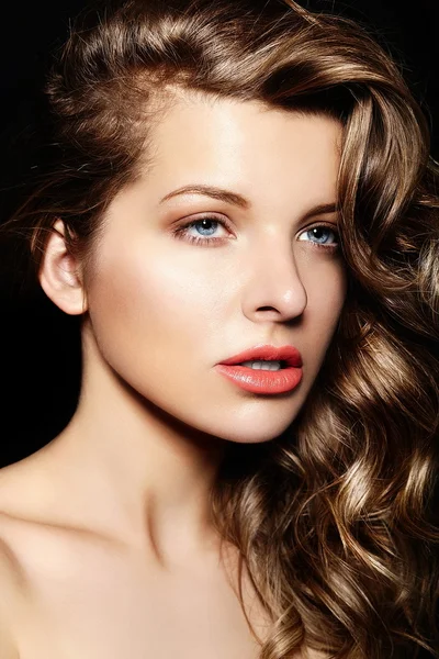 High fashion look.glamor closeup portrait of beautiful sexy stylish brunette Caucasian young woman model with bright makeup, with curly healty hair with blue eyes big lips in studio — Stock Photo, Image