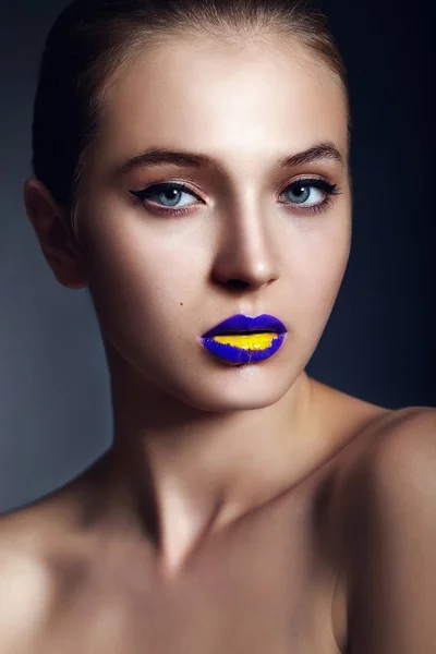 Υψηλή μόδα look.glamor closeup πορτραίτο του μοντέλου όμορφη σέξι κομψό νεαρή γυναίκα με φωτεινό μακιγιάζ, με δημιουργική πολύχρωμα φωτεινά τα χείλη με τέλειο καθαρό δέρμα στο στούντιο — Φωτογραφία Αρχείου