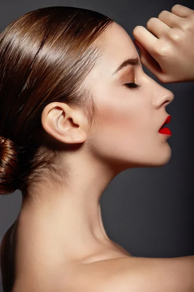 Alta moda look.glamor primer plano retrato de hermosa sexy elegante morena modelo de mujer joven caucásica con maquillaje brillante, con labios rojos, con la piel limpia perfecta en el estudio —  Fotos de Stock