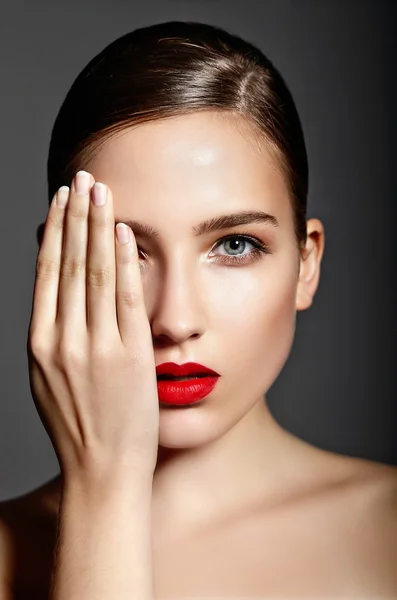 Alta moda look.glamor primer plano retrato de hermosa sexy elegante morena modelo de mujer joven caucásica con maquillaje brillante, con labios rojos, con la piel limpia perfecta en el estudio —  Fotos de Stock