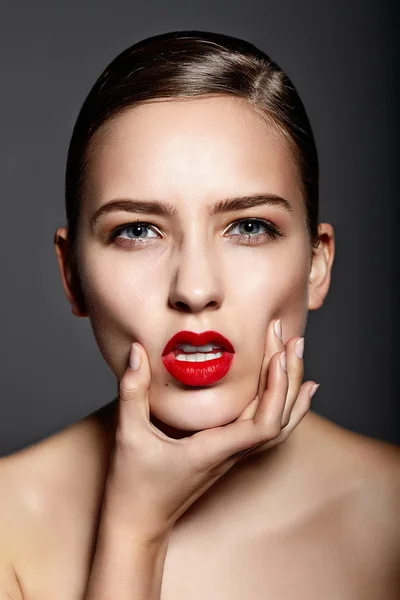 High fashion look.glamor närbild porträtt av vacker sexig snygg brunett kaukasiska ung kvinna modell med ljusa makeup med röda läppar, med perfekt ren hud i studio — Stockfoto