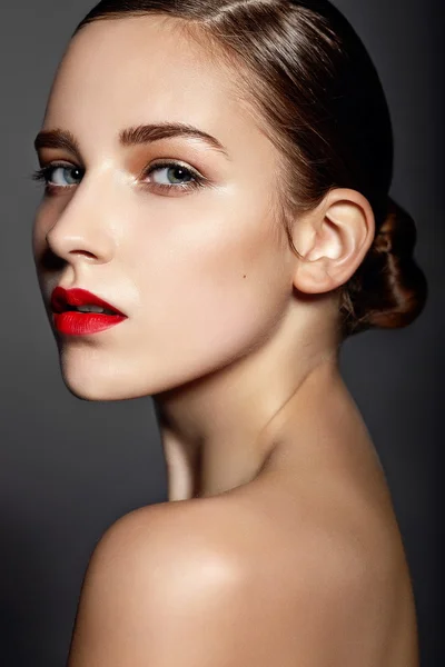 High fashion look.glamor närbild porträtt av vacker sexig snygg brunett kaukasiska ung kvinna modell med ljusa makeup med röda läppar, med perfekt ren hud i studio — Stockfoto
