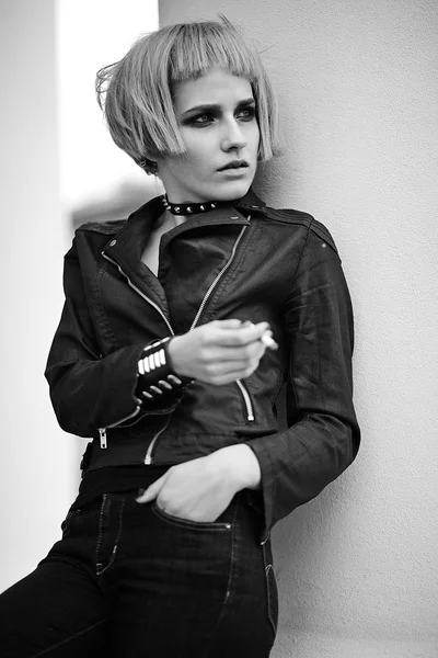 Moda modello biondo in stile adolescente in parrucca all'aperto per strada — Foto Stock