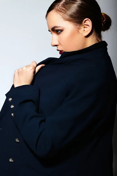 Mody look.glamor zbliżenie portret model piękny seksowny stylowy brunetka kaukaski młoda kobieta z jasnego makijażu, z czerwonymi ustami, z doskonałą czystą skórę w kurtce w studio — Zdjęcie stockowe