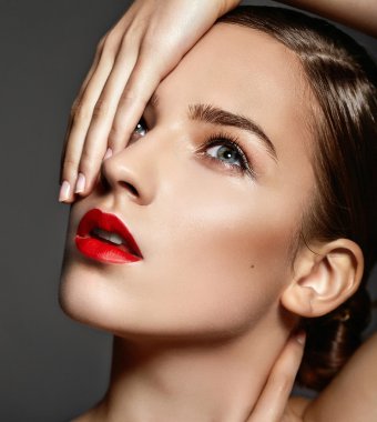 güzel seksi şık beyaz genç kadın model parlak makyaj, mükemmel temiz cilt ile kırmızı dudaklar ile birlikte mükemmel temiz skinkeup, kırmızı dudaklar ile birlikte yüksek moda look.glamor closeup portresi