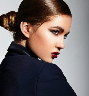 güzel seksi şık esmer beyaz genç kadın model parlak makyaj, mükemmel temiz deri ceketli Studio ile kırmızı dudaklar ile birlikte yüksek moda look.glamor closeup portresi
