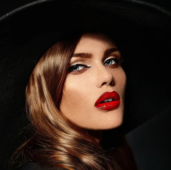 High fashion look.glamor closeup portrait of beautiful sexy stylish  Caucasian young woman model with bright makeup, with red lips,  with perfect clean skin in big black hat — Stock Photo, Image