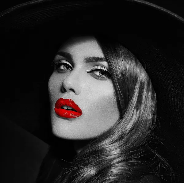 Güzel seksi şık beyaz genç kadın modeli ile büyük siyah şapkalı mükemmel temiz cilt ile kırmızı dudaklar ile parlak makyaj moda look.glamor closeup portresi — Stok fotoğraf