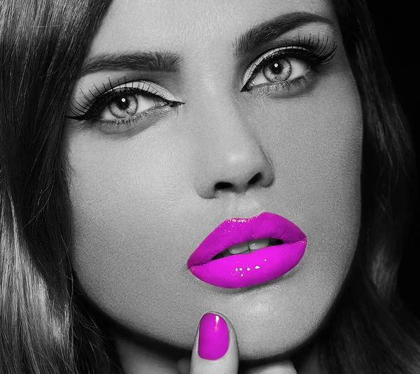 Alta moda look.glamor primer plano retrato de hermosa sexy elegante modelo de mujer joven caucásica con maquillaje brillante, con labios rosados, con la piel limpia perfecta — Foto de Stock