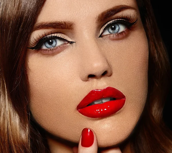 Alta moda look.glamor primer plano retrato de hermosa sexy elegante modelo de mujer joven caucásica con maquillaje brillante, con labios rojos, con piel limpia perfecta, con labios rojos, con piel limpia perfecta — Foto de Stock