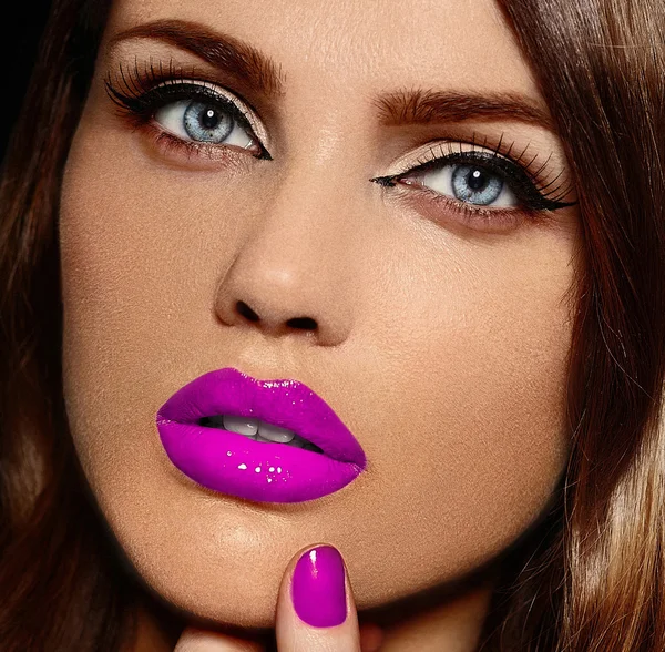 High fashion look.glamour Nahaufnahme Porträt der schönen sexy stilvolle kaukasische junge Frau Modell mit hellem Make-up, mit rosa Lippen, mit perfekt sauberer Haut — Stockfoto